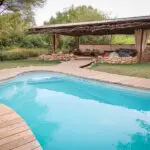 Dar um mergulho refrescante na piscina.