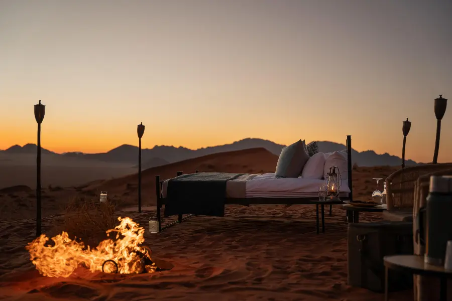 Ein Sternenbett in der Wüste mit einem knisternden Lagerfeuer in der Nähe | Go2Africa