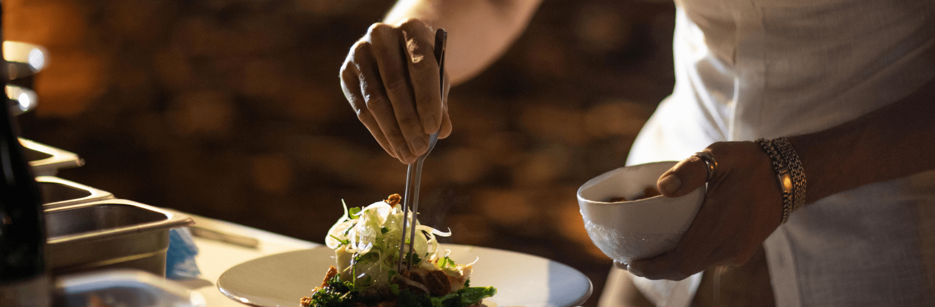 O chef dá os retoques finais num prato bem confeccionado no Jamala Madikwe