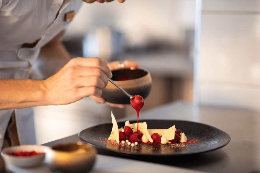 Sobremesa artisticamente preparada no Jamala Madikwe Royal Safari Lodge | Go2Africa