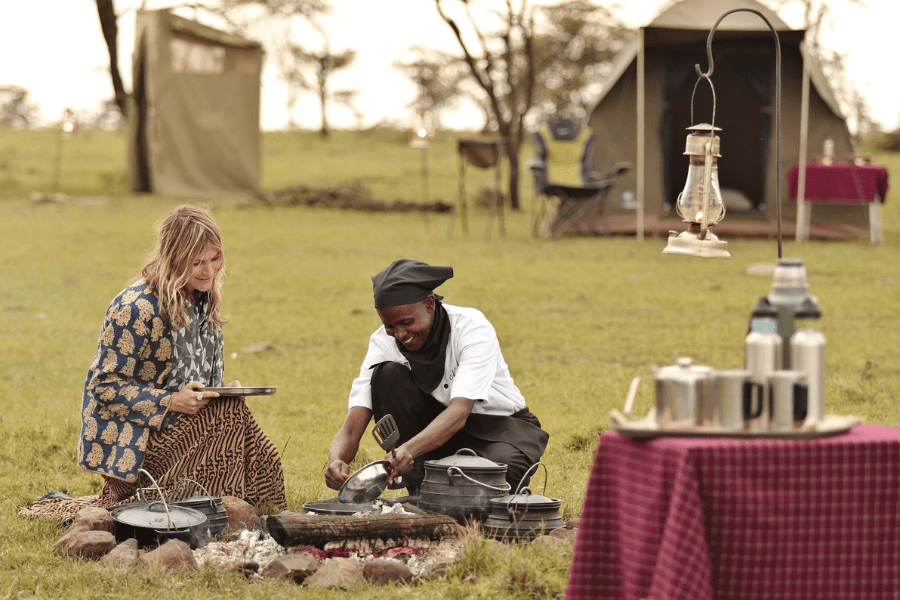 Chef preparando um prato durante uma experiência de fly-camping no Naboisho Camp | Go2Africa