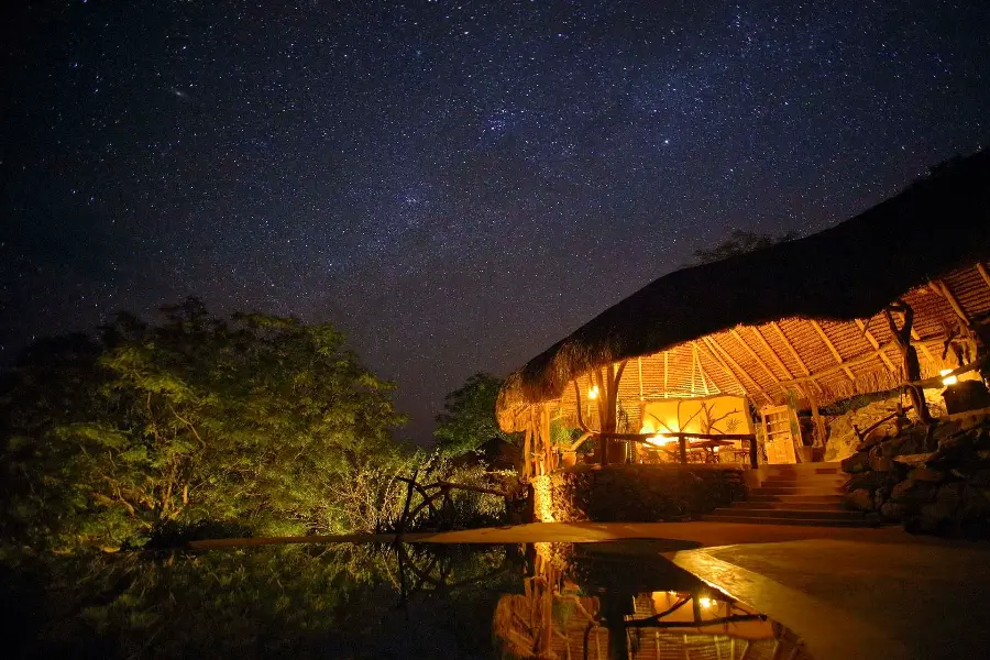Ein Sternenteppich am Himmel und das Leuchten der Sarara Treehouses in Samburu | Go2Africa