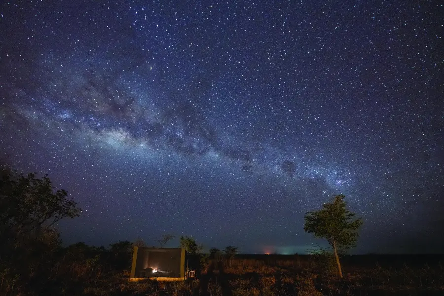Der Sternengucker-Würfel des Usangu Expedition Camps bei Nacht unter den Sternen | Go2Africa