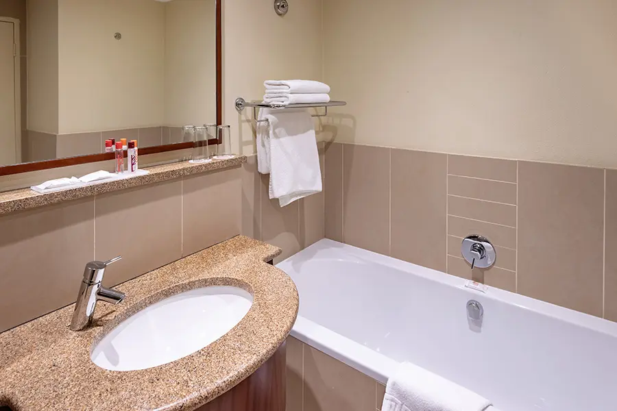 city-lodge-hotel-or-tambo-international-airport-bathroom2-cl-ortambo