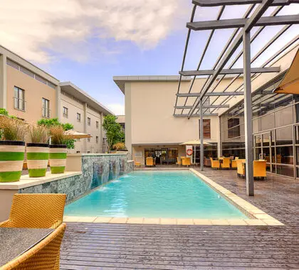 A piscina do hotel do aeroporto, City Lodge Hotel OR Tambo International Airport.
