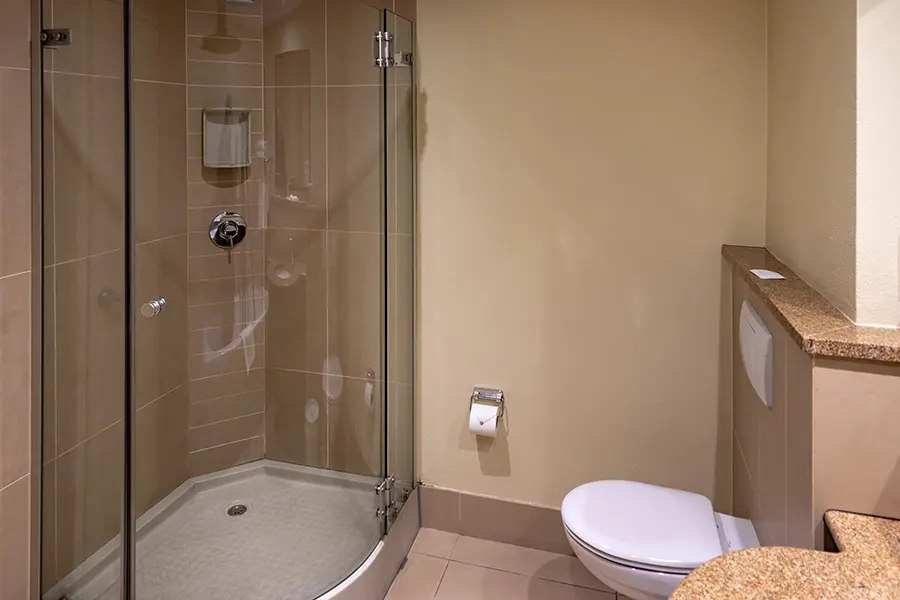 city-lodge-hotel-or-tambo-international-airport-shower-cl-ortambo