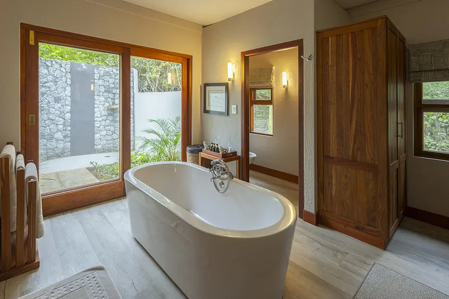 savanna-private-game-lodge-sabi-sands-kruger-_luxury-suite-bathroom