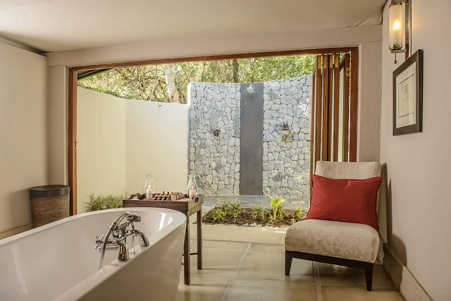 savanna-private-game-lodge-sabi-sands-kruger-executive-suite_outdoor-shower_3