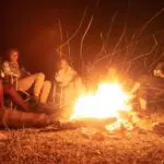 Les feux de camp crépitants sont le point culminant de chaque soirée.
