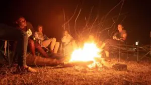 Les feux de camp crépitants sont le point culminant de chaque soirée. 