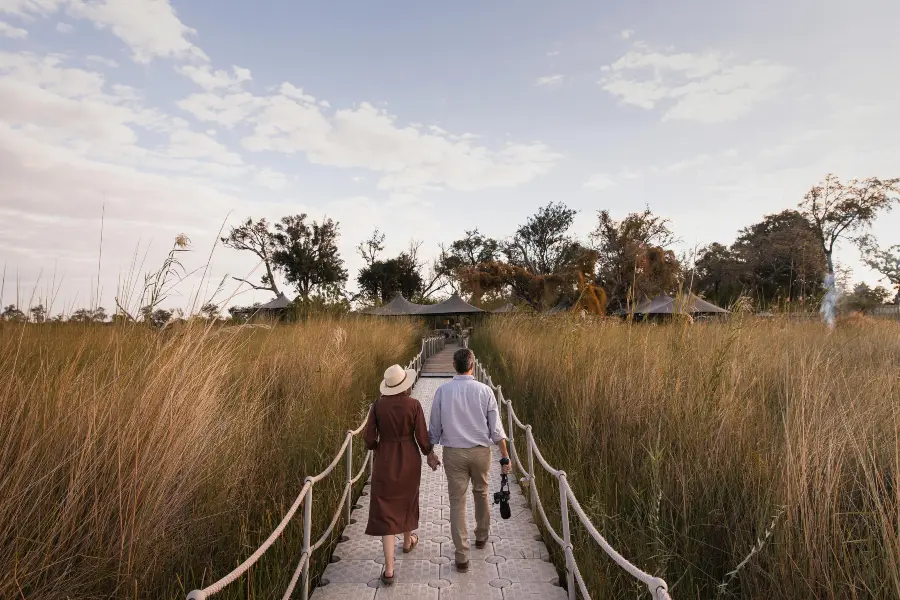 Zwei Gäste nähern sich der Wilderness Little Vumbura Lodge | Go2Africa